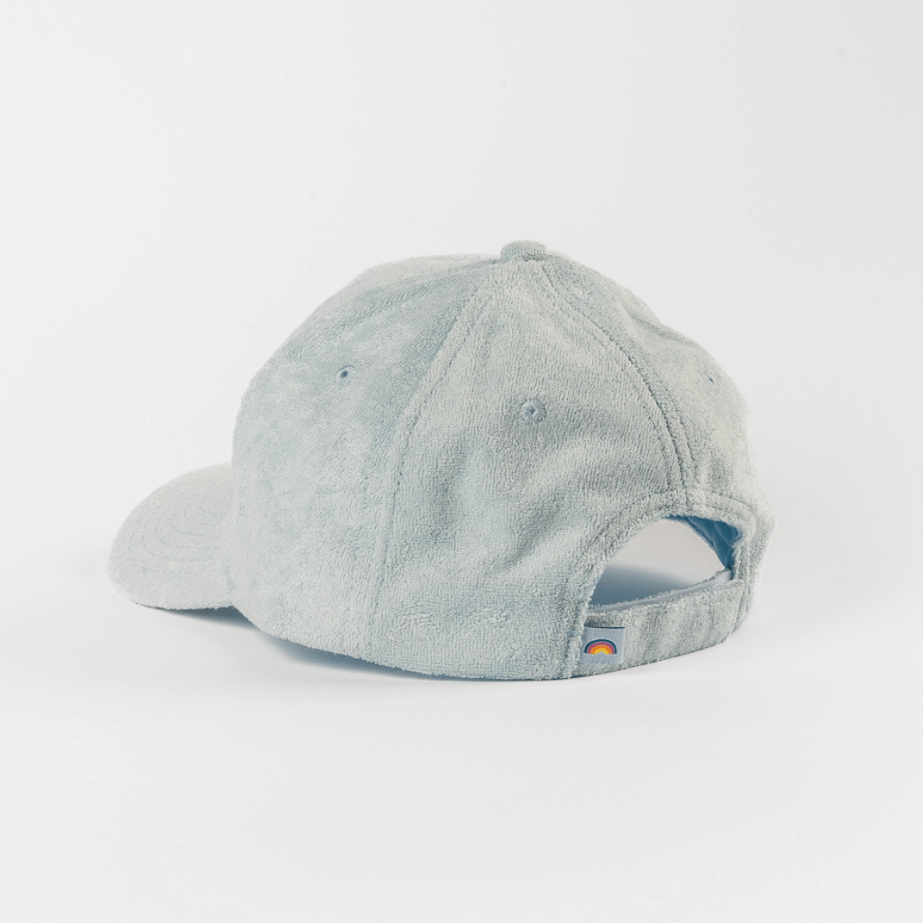 Frottee Cap - Fresh Mint mit Regenbogen-Tag am verstellbaren Riemen, Rückansicht, fotografiert vor weißem Hintergrund.