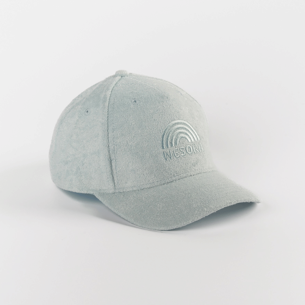 Frottee Cap - Fresh Mint mit gesticktem Regenbogen und WESORN auf der Front, aus weichem, saugfähigem Stoff, fotografiert vor weißem Hintergrund.