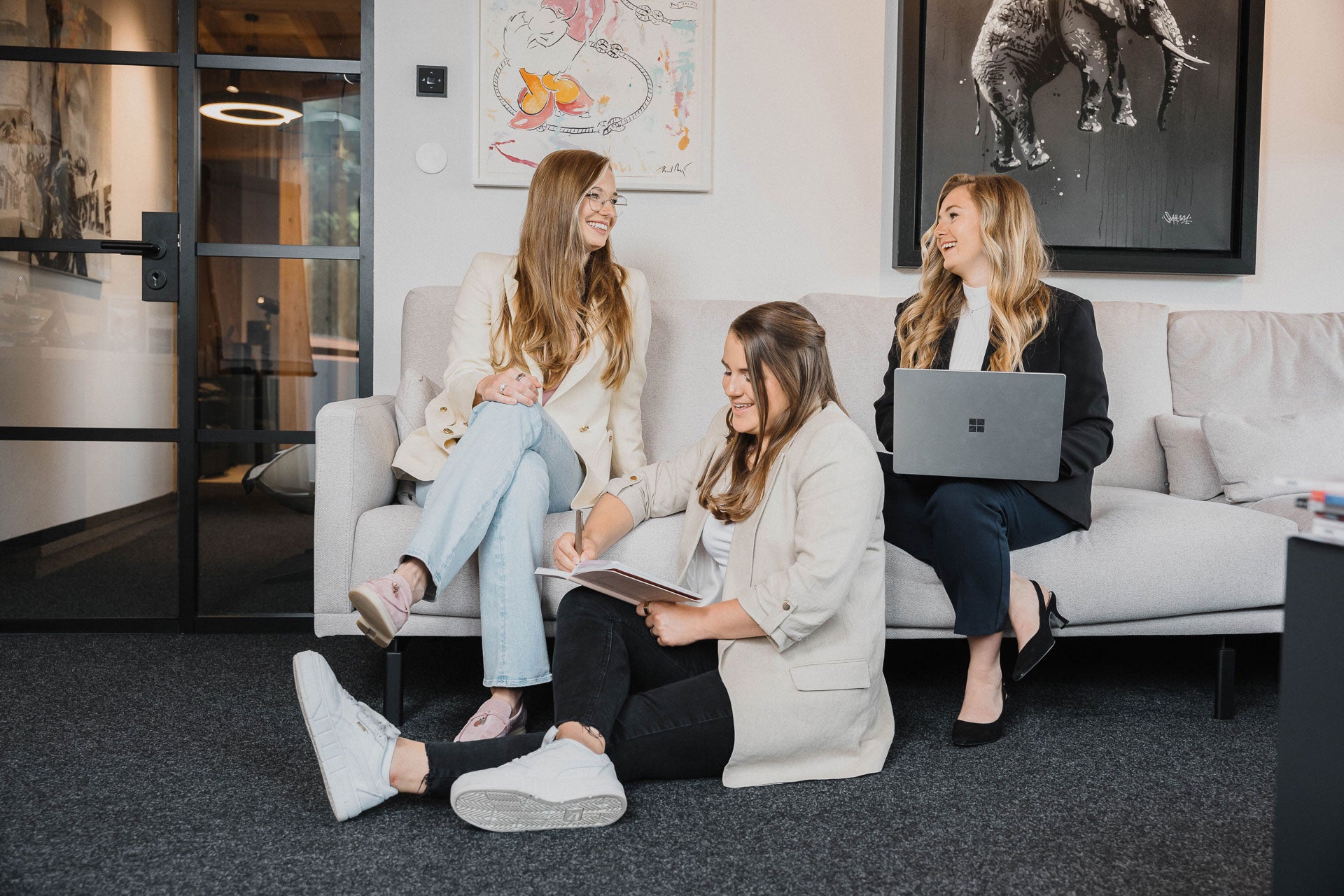Gründerinnen Franziska Lara und Evelyn auf einer Couch beim Plaudern