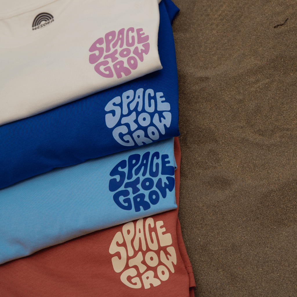 Vier gefaltetet Give yourself Space to Grow Mountain - Unisex Pullover mit großem Rückenprint und kleinem Brustprint, in braun, Hellblau, Dunkelblau und weiß, inspiriert von der Natur.