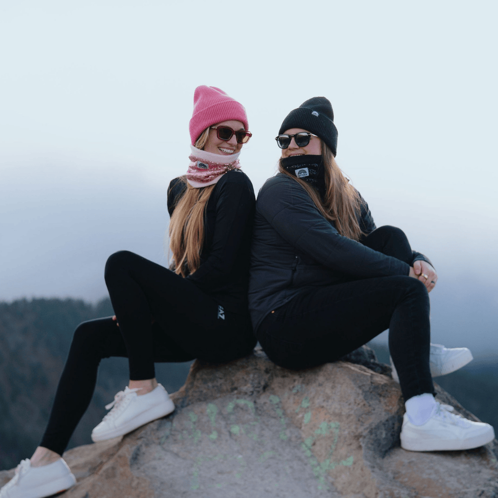 WESORA Partnerlook bei zwei Frauen mit Mütze und Neckwarmer beim Wandern im Kalten