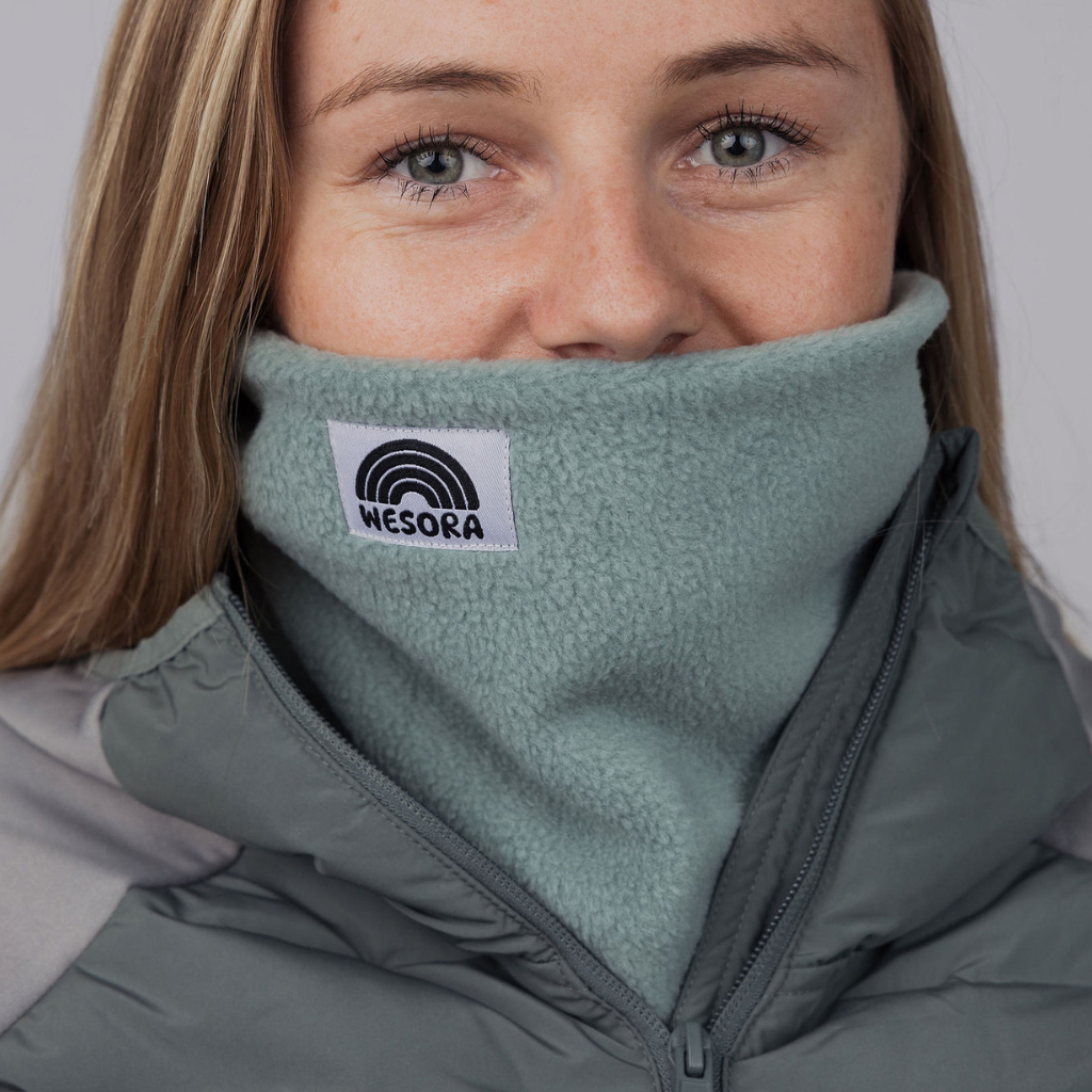 WESORA Fresh Mint Uni Neckwarmer in frischem Mintgrün, gefertigt aus doppellagigem Polar Fleece getragen von Gründerin Evelyn