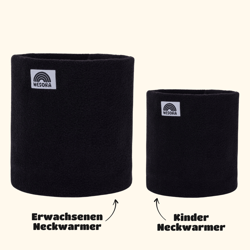 Eltern + Kind Bundle - Fleece Neckwarmer All Black: Zwei schwarze Fleece-Nackenwärmer mit Wesora-Logo, für Erwachsene und Kinder, nebeneinander präsentiert.