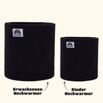 Eltern + Kind Bundle - Fleece Neckwarmer All Black: Zwei schwarze Fleece-Nackenwärmer mit Wesora-Logo, für Erwachsene und Kinder, nebeneinander präsentiert.