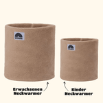 Eltern + Kind Bundle - Fleece Neckwarmer The Teddy, zwei beige WESORA Halswärmer mit Logo, Erwachsenengröße links, Kindergröße rechts, neutral präsentiert.
