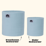 Eltern + Kind Bundle - Fleece Neckwarmer Baby Blue: Zwei WESORA Halswärmer mit Regenbogenlogo, Erwachsener links, Kind rechts, nebeneinander liegend.
