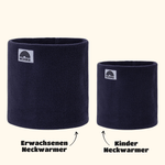 Eltern + Kind Bundle - Fleece Neckwarmer Midnight Blue, zwei navy-blaue Neckwarmer für Erwachsene und Kinder, mit WESORA-Logo, nebeneinander präsentiert.