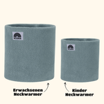 Eltern + Kind Bundle - Fleece Neckwarmer Fresh Mint, zwei graugrüne Halswärmer mit WESORA-Etikett, für Erwachsene und Kinder, nebeneinander liegend, Studioaufnahme.