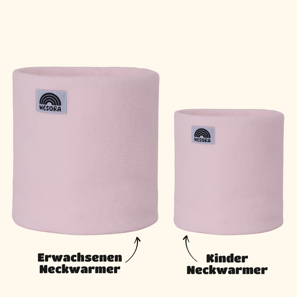 Eltern + Kind Bundle - Fleece Neckwarmer Candy Rose, zwei weiche Halswärmer in verschiedenen Größen mit Wesora-Logo, ideal für gemeinsame Outdoor-Abenteuer.