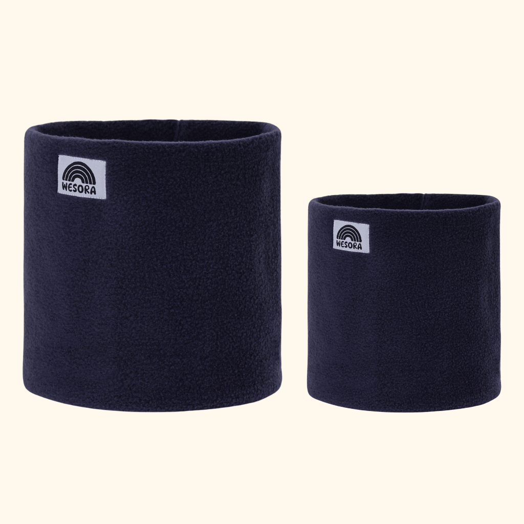Eltern + Kind Bundle - Fleece Neckwarmer Midnight Blue mit Regenbogenlabel WESORA, zwei marineblaue Halswärmer in unterschiedlichen Größen.