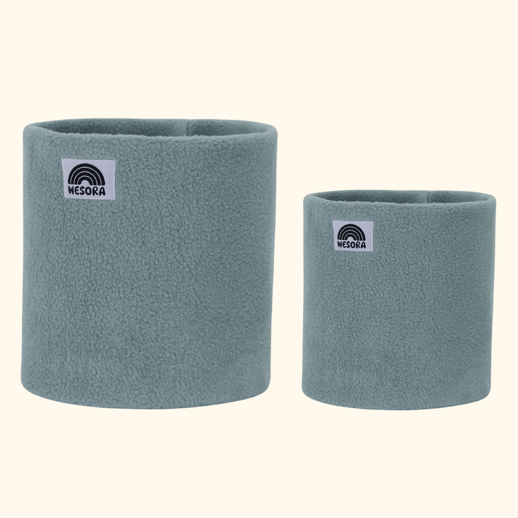 Eltern + Kind Bundle - Fleece Neckwarmer Fresh Mint, zwei unterschiedlich große, mintfarbene Halswärmer mit Regenbogen-Logo von WESORA, ideal für Outdoor-Abenteuer.