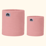 Eltern + Kind Bundle - Fleece Neckwarmer Peachy Rose: Zwei flauschige, rosafarbene Halswärmer mit WESORA-Label und Regenbogenlogo, klein und groß, nebeneinander.