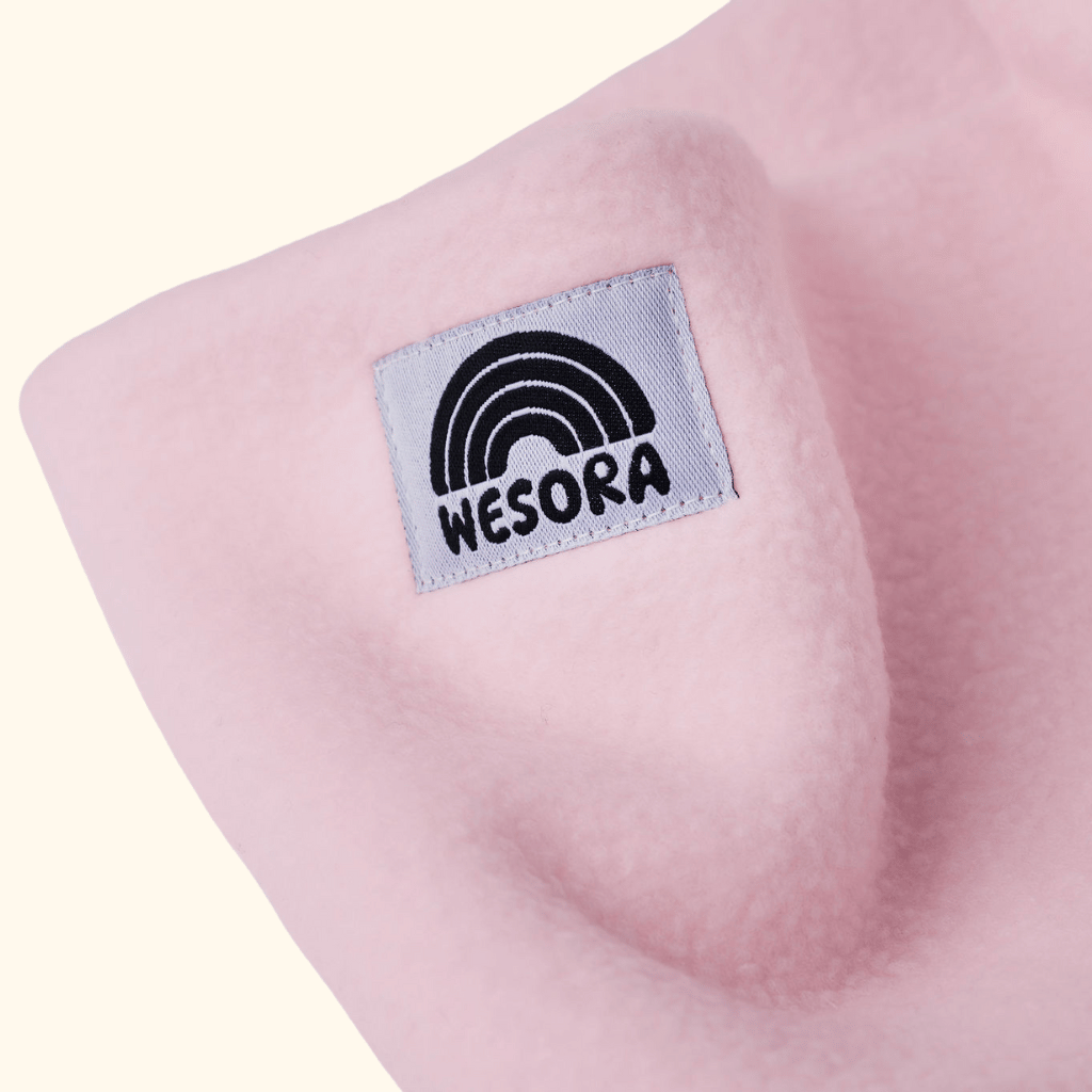 Eltern + Kind Bundle - Fleece Neckwarmer Candy Rose mit weichem, rosa Fleece und grauem WESORA-Label, gezeigt in Nahaufnahme.