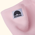 Eltern + Kind Bundle - Fleece Neckwarmer Candy Rose mit weichem, rosa Fleece und grauem WESORA-Label, gezeigt in Nahaufnahme.