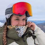 Printed Neckwarmer - Fluffy Wild Leo mit Leopardenmuster, getragen bei Winteraktivitäten, fotografiert auf schneebedecktem Berg.