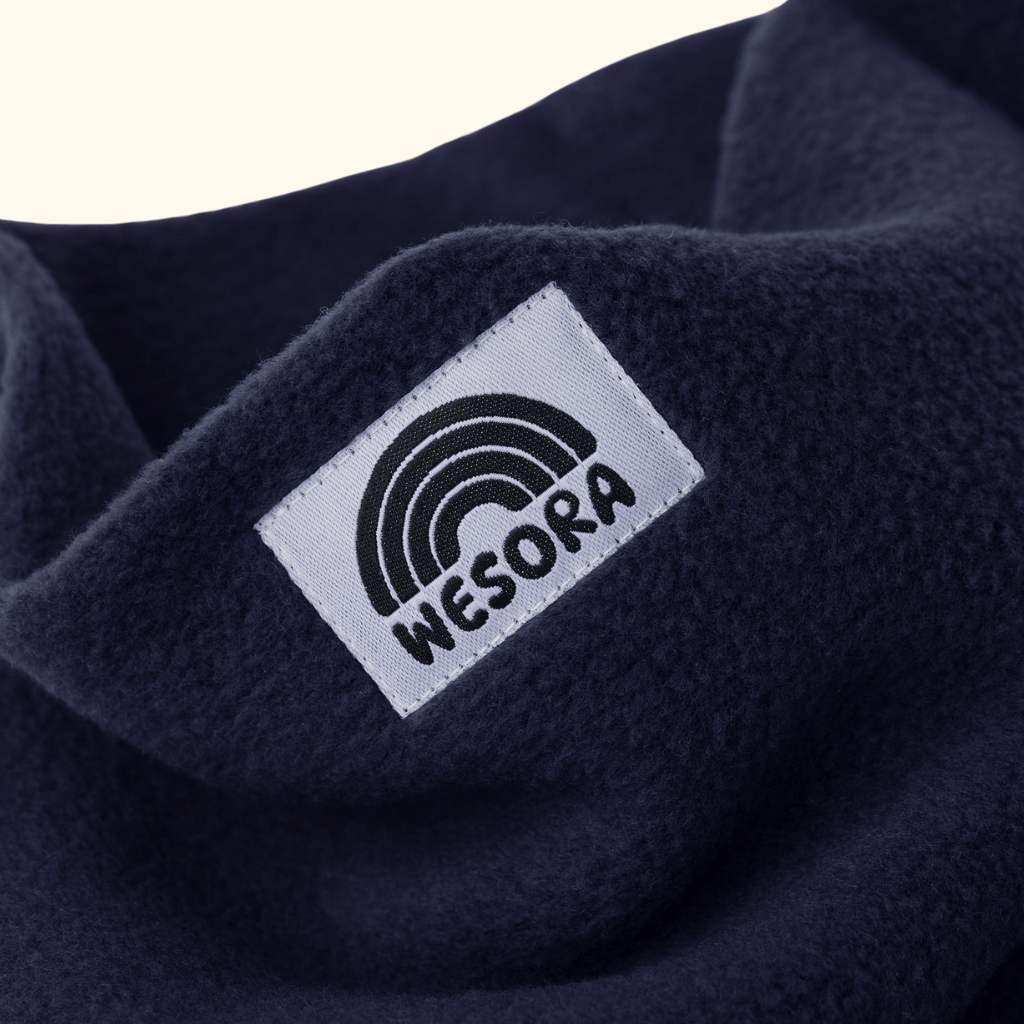 Eltern + Kind Bundle - Fleece Neckwarmer Midnight Blue mit weißem Label und Regenbogen-Logo WESORA, Nahaufnahme des weichen Stoffes mit eleganter Verarbeitung.