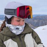 Printed Neckwarmer - Fluffy Grey Leo mit grauem Leo-Muster, getragen von einem Skifahrer in winterlicher Berglandschaft, im Profil fotografiert.