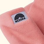 Eltern + Kind Bundle - Fleece Neckwarmer Peachy Rose mit weichem pinkem Fleece und WESORA-Label, Nahaufnahme des Materials und Logos.