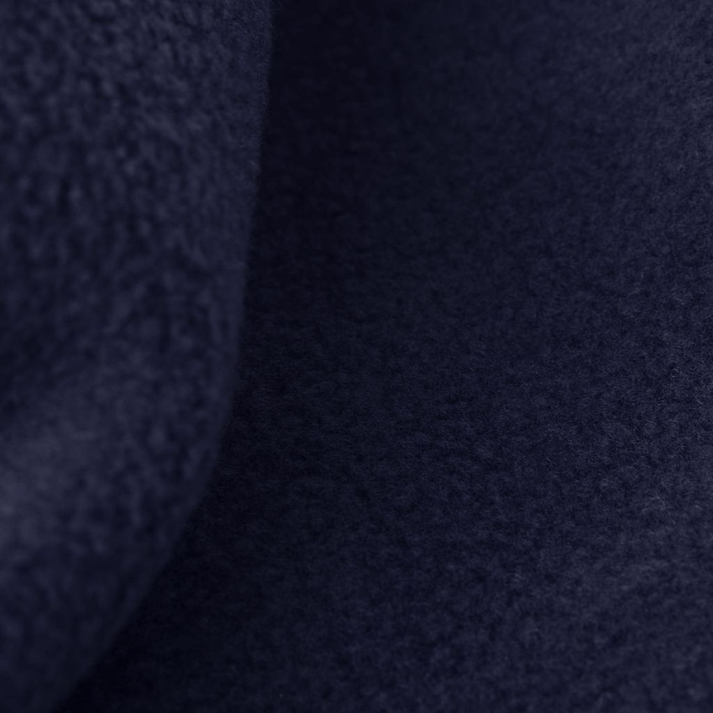 Eltern + Kind Bundle - Fleece Neckwarmer Midnight Blue mit weicher, leicht flauschiger Textur, Nahaufnahme des Stoffes.