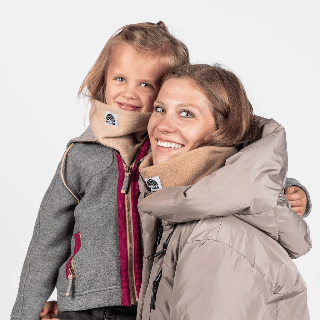 Eltern + Kind Bundle - Fleece Neckwarmer The Teddy, getragen von Frau und Mädchen im Studio, zeigt stilvolle, handgemachte Accessoires von WESORA für kaltes Wetter.
