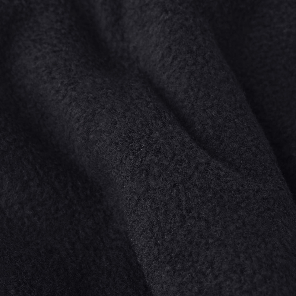 Eltern + Kind Bundle - Fleece Neckwarmer All Black mit weichem, flauschigem Gewebe, aufgenommen in Nahaufnahme, zeigt sanfte Falten des kuscheligen Textils.