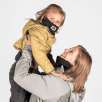 Eltern + Kind Bundle - Fleece Neckwarmer All Black, getragen von einer Frau und einem Kind, die sich anlachen, fotografiert vor neutralem Hintergrund, lässig und warm.