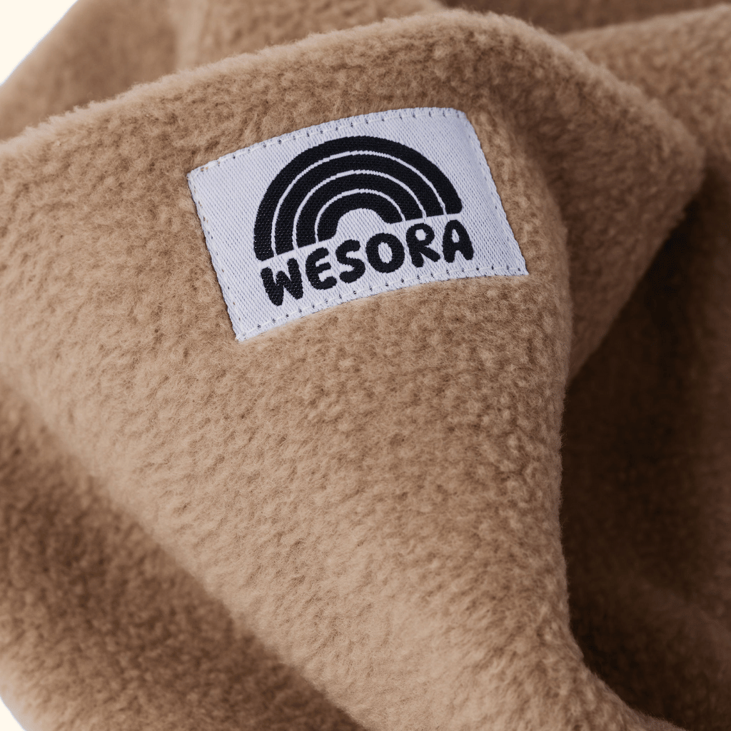 Eltern + Kind Bundle - Fleece Neckwarmer The Teddy mit weichem, camel-farbenem Fleece und „WESORA“-Label, Nahaufnahme des Materials.