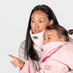 Eltern + Kind Bundle - Fleece Neckwarmer Candy Rose, getragen von Frau und Kind in warmer Kleidung, beim gemeinsamen Entdecken, Frau zeigt auf etwas.