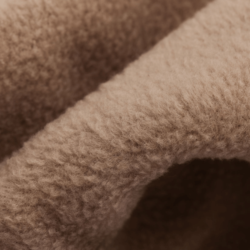 Eltern + Kind Bundle - Fleece Neckwarmer The Teddy mit weicher, flauschiger Struktur, im Makrodetail fotografiert, zeigt die individuelle Faserdichte und Falten des Stoffes.