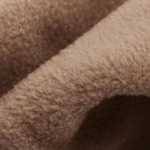 Eltern + Kind Bundle - Fleece Neckwarmer The Teddy mit weicher, flauschiger Struktur, im Makrodetail fotografiert, zeigt die individuelle Faserdichte und Falten des Stoffes.