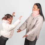 Eltern + Kind Bundle - Fleece Neckwarmer Peachy Rose, getragen von Frau und Kind in verspielter Pose, vor grauem Hintergrund.