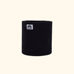 Fleece Neckwarmer -All Black Kid mit WESORA-Logo, aus weichem Stretchstoff, designt für Wärme und Komfort, fotografiert in einer neutralen Studioumgebung.