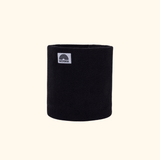 Fleece Neckwarmer -All Black Kid mit WESORA-Logo, aus weichem Stretchstoff, designt für Wärme und Komfort, fotografiert in einer neutralen Studioumgebung.