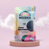 Fleece Neckwarmer -All Black Kid mit Recycling-Label, präsentiert auf Holzpodest vor rosa Hintergrund, mit Vorschaufenster für Produktansicht. Ideal für Outdoor-Abenteuer.