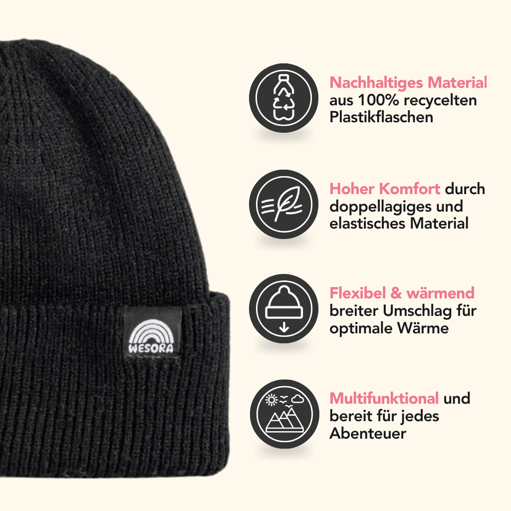 Beanie - All Black mit WESORA-Label, geripptes Design, doppellagig, aus recyceltem Polyester, neben Features: nachhaltig, komfortabel, flexibel, multifunktional.