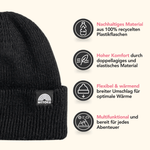 Beanie - All Black mit WESORA-Label, geripptes Design, doppellagig, aus recyceltem Polyester, neben Features: nachhaltig, komfortabel, flexibel, multifunktional.