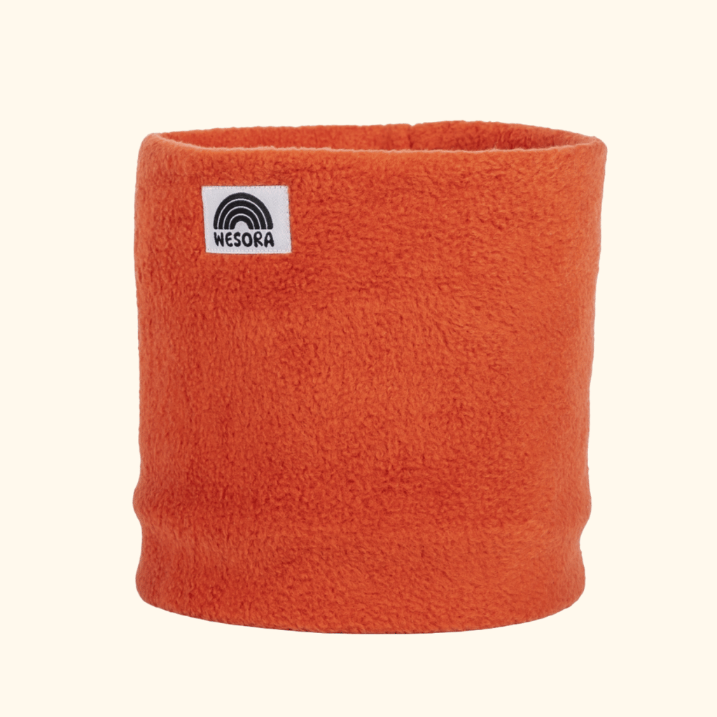 Fleece Neckwarmer - Autumn Nectar mit kleinem WESORA Logo, sanft und einladend, ideal für den Herbst, fotografiert in einer neutralen Studioeinstellung.
