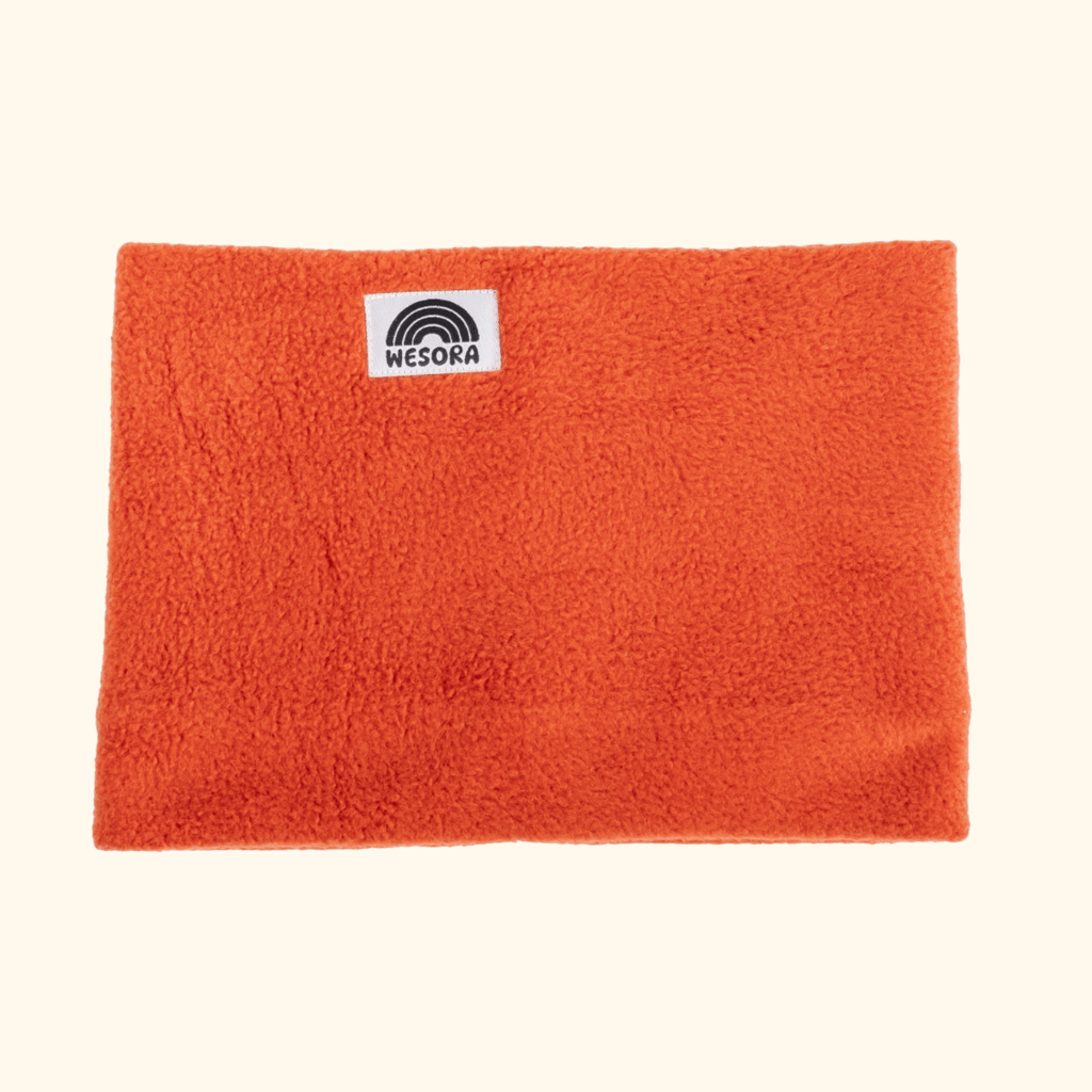 Fleece Neckwarmer - Autumn Nectar mit WESORA-Label in leuchtendem Orange, ideal für kühle Herbstabende, fotografiert aus der Vorderansicht.