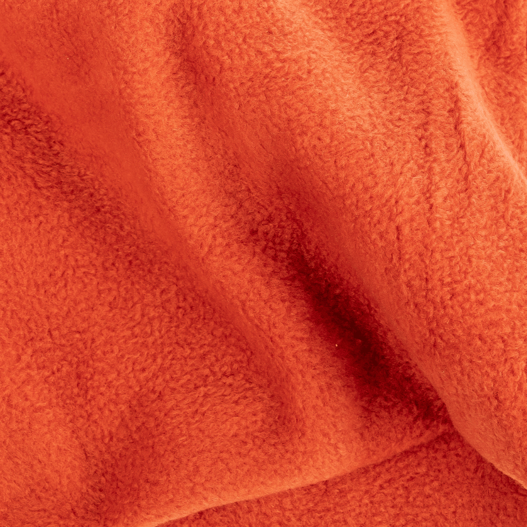 Fleece Neckwarmer - Autumn Nectar mit weichem, flauschigem Stoff, ideal für kühle Herbstabende, fotografiert in Nahaufnahme, betont die sanfte Textur.