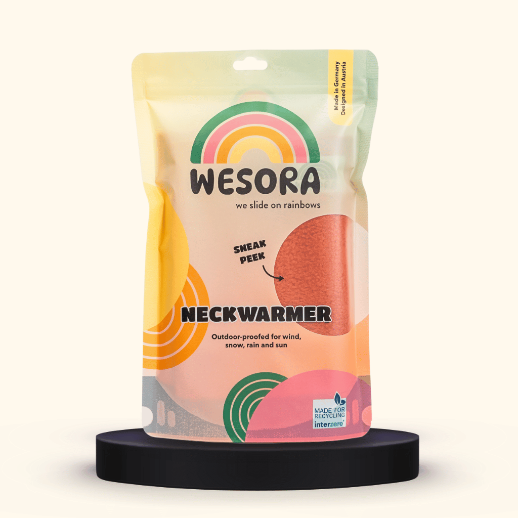 Fleece Neckwarmer - Autumn Nectar in wiederverschließbarem Beutel mit Regenbogengrafik und Sichtfenster, das das orangefarbene, wetterfeste Material zeigt.
