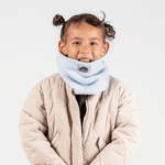 Fleece Neckwarmer - Candy Rose Kid, in hellblauem Design, getragen von einem lächelnden Kind mit zwei Buns, fotografiert vor hellem Hintergrund.