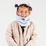Fleece Neckwarmer - Candy Rose Kid, in hellblauem Design, getragen von einem lächelnden Kind mit zwei Buns, fotografiert vor hellem Hintergrund.