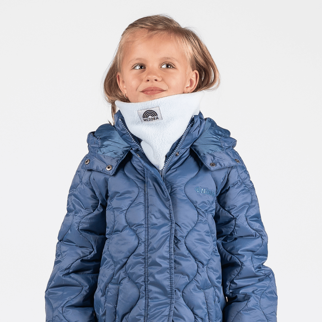 Fleece Neckwarmer - Candy Rose Kid mit kleinem Logo, getragen von einem Kind in blauer Winterjacke, leicht seitlich lächelnd, vor neutralem Hintergrund.