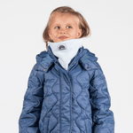 Fleece Neckwarmer - Candy Rose Kid mit kleinem Logo, getragen von einem Kind in blauer Winterjacke, leicht seitlich lächelnd, vor neutralem Hintergrund.