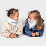 Fleece Neckwarmer - Candy Rose Kid, getragen von zwei lächelnden Kindern in Winterjacken, Studioaufnahme.