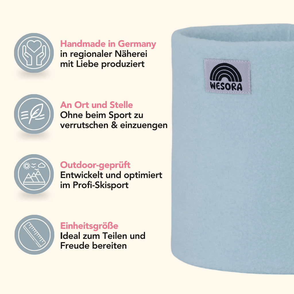 Fleece Neckwarmer - Baby Blue: Handgefertigt in Deutschland, outdoor-getestet, verrutscht nicht beim Sport. Einheitsgröße, ideal zum Teilen. WESORA-Label sichtbar.