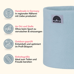 Fleece Neckwarmer - Baby Blue: Handgefertigt in Deutschland, outdoor-getestet, verrutscht nicht beim Sport. Einheitsgröße, ideal zum Teilen. WESORA-Label sichtbar.