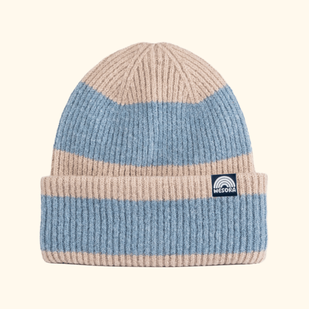 Beanie - Blue Lagon Twist mit breiten Streifen und Umschlag, zeigt WESORA-Patch, aus recyceltem Polyester, fotografiert in Nahaufnahme.