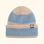 Beanie - Blue Lagon Twist mit breiten Streifen und Umschlag, zeigt WESORA-Patch, aus recyceltem Polyester, fotografiert in Nahaufnahme.