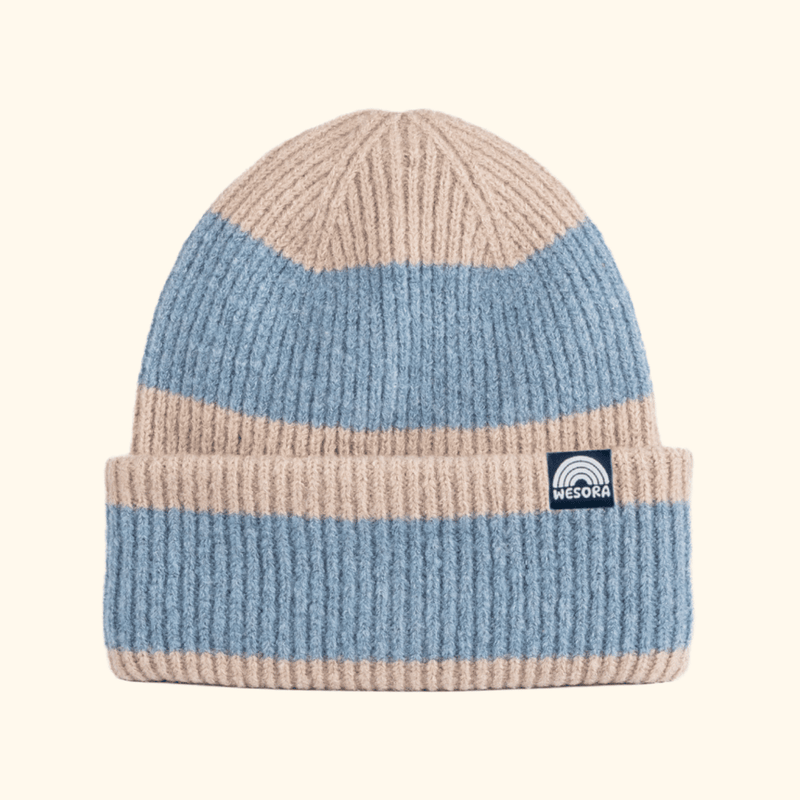 Beanie - Blue Lagon Twist mit breiten Streifen und Umschlag, zeigt WESORA-Patch, aus recyceltem Polyester, fotografiert in Nahaufnahme.